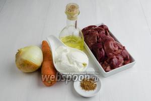 Начнём с приготовления начинки. Для начинки нужно взять: печень куриную, морковь, лук, сметану, соль, мускатный орех, подсолнечное масло.
