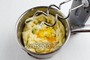 Добавить к тесту яйца (5 штук) по 1. Перемешивать тесто удобнее с помощью блендера, с насадкой для замеса теста.