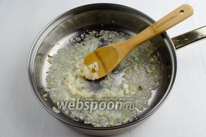 Нагреть сковороду с подсолнечным маслом (3 ст. л.). Лук (2 шт.) очистить, нарезать кубиком, пассеровать до прозрачности.
