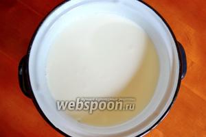 Делаем из кефира (2 л) творог на паровой бане. В кастрюлю наливаем немного воды, в неё ставим кастрюлю поменьше с кефиром. Очень важно, чтобы верхняя кастрюля не касалась воды в нижней.