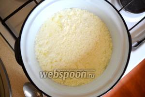 Держим кефир на паровой бане до тех пор, пока не отделится сыворотка. У меня это заняло минут 40.