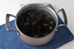 200 г чернослива промыть и выложить в кастрюлю с водой. Довести до кипения и проварить 7 минут.