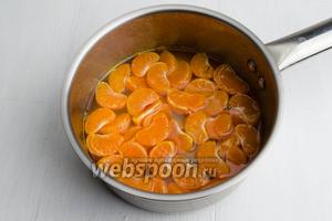 Из воды (100 мл) и сахара (50г) сварить сироп. Опустить в горячий сироп подготовленные дольки мандаринов и варить их в течение 5 минут. Остудить, отбросить их на дуршлаг.
