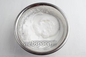 Яичные белки (2 шт.) взбить с 1 щепоткой соли. Добавить сахар (50 г) и продолжить взбивать до мягких пиков.