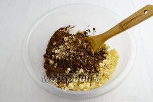 В оставшуюся мучную крошку (2/3) добавить какао (3 ст. л.). Перемешать. На дно формы (диаметр 23 см) выложить пергаментную бумагу и высыпать шоколадную крошку. Разровнять.