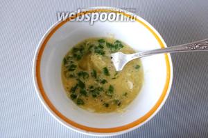В яйцо добавить натёртый сыр, нарезанный лук, немного поперчить (по вкусу). Соль я не кладу, её достаточно в сыре и майонезе.