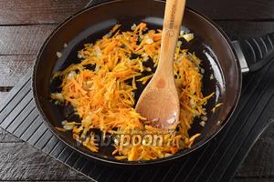 Лук (1 шт.) и морковь (1 шт.) очистить. Морковь натереть на крупной тёрке, а лук мелко нашинковать. Обжарить на растительном масле (2 ст. л.) 3 минуты.