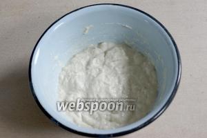 Разведённые в воде дрожжи смешиваем с мукой (150 г) и сахаром (1 ст. л.). Получившееся жидкое тесто накрываем полотенцем на 30 минут.