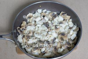 Рыбу (400 г), шампиньоны (150 г) и репчатый лук (1 шт.) режем произвольно, обжариваем на растительном масле (2 ст. л.) в течение 5 минут.