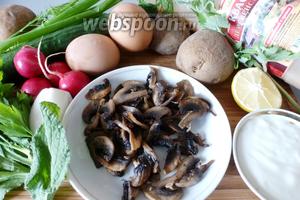 Для окрошки понадобятся огурцы, редис, картофель, яйца, обжаренные шампиньоны, сметана, репчатый лук хлебный окрошечный квас, сок лимона, зелень укропа и петрушки, зелёный лук, огуречная трава (бораго по-научному), мята, соль, сахар и чёрный перец.
Яйца и картофель сварим и охладим.