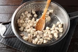 На другой сковороде обжарить на остальном подсолнечном масле (2 ст. л.) до готовности куриное филе, порезанное небольшими кусочками.