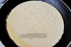 Разогреваем на сковороде масло (2 ст. л.) и выливаем на неё тесто. Я добавила в тесто немного зелени (1 веточка). Накрываем крышкой и оставляем на среднем огне минут на 10.