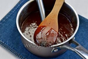 Желтки (3 шт.) взбить венчиком и тонкой струйкой ввести их в вишнёвое пюре, постоянно помешивая. Варить, помешивая, на медленном огне приблизительно 5 минут, до загустения (на ложке должен оставаться чёткий след после того, как по ней провести пальцем).