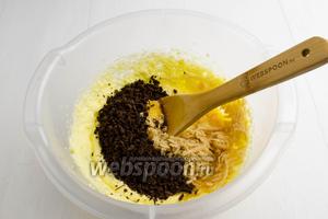 Шоколад (70 г) и марципан (50 г) измельчить на тёрке. Часть шоколада можно мелко нарубить кусочками.