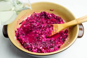 Добавлять к рису по частям бульон. Горячим бульоном покрыть поверхность риса. Помешивать деревянной ложкой. Рис достаточно быстро будет впитывать в себя бульон. Это обеспечит кремовую структуру рису. Когда рис практически весь бульон вобрал в себя, добавить вторую порцию (количество бульона регулируйте самостоятельно). Рис станет мягким, а соус загустеет. Готовить рис до состояния Al dente.