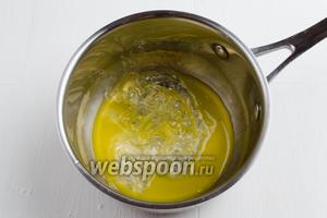 Пластины желатина отжать от воды. Распустить в апельсиновом соке, нагревая его на медленном огне, до полного растворения. Не доводить до кипения.