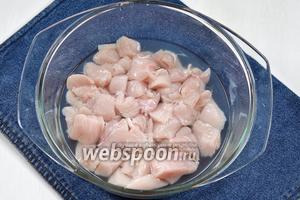 Куриное филе (300 г) вымыть, высушить. Порезать небольшими кусочками и поместить в посуду для микроволновки. Добавить 50 мл воды.