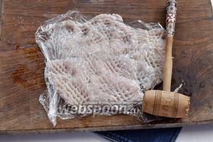 2 куриных филе отбить. Приправить с обеих сторон солью (0.75 ч. л.), перцем (0,5 ч. л.), приправой для курицы (1 ч. л.).