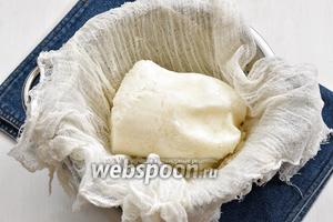 2 литра кефира предварительно следует поместить в морозильную камеру на 6 часов, для полного замораживания кефира, а затем снять упаковку и выложить замороженный кефир в дуршлаг с марлей. Оставить до полного размораживания кефира и стекания всей сыворотки. Сыворотку можно собрать и использовать для приготовления блинов, хлеба или другой выпечки.