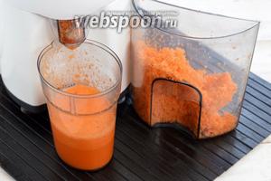 Морковь (500 г) очистить и пропустить через соковыжималку. Сок сразу можно выпить, а выжимки нам понадобятся для приготовления варенья.