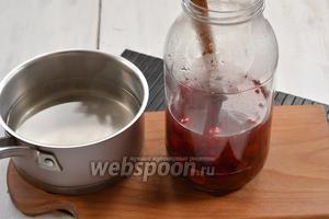 Удалить у черешни (300 г) косточки и выложить ягоды в банку. Воду (1,5 литра) довести до кипения и вылить в банку с черешней (соблюдая осторожность). Закрыть крышкой и оставить на 15 минут.