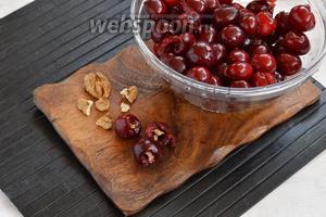 Черешню (500 г) перебрать, промыть, удалить косточки. Орехи (150 г) нарезать размером чуть больше, чем черешневая косточка. Вложить орехи вместо косточек в черешню.