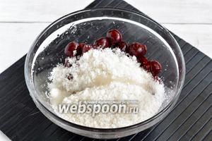 Черешню (1 кг) перебрать, промыть, удалить плодоножки и косточки. Засыпать черешню сахаром (1 кг), полив соком из 1 лимона. Перемешать и оставить на 5 часов.