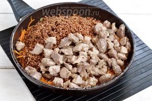 Добавить к овощам подготовленное мясо, промытую гречневую крупу (2 стакана). Приправить солью (1 ч. л.) и перцем (0,5 ч. л.) и обжаривать 2-3 минуты.