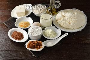 Для работы нам понадобится творог, сливочное масло, яйца, мука, какао, сахар, разрыхлитель, подсолнечное масло, апельсиновая цедра, молоко, изюм.