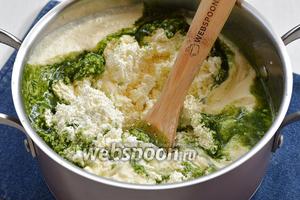Творог (500 г) дважды пропустить через мясорубку с мелкой решёткой. Соединить творог со сливками и шпинатно-мятной массой.