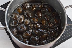 Сварить сироп из воды (1 литр) и сахара (1 кг). Опустить в него орехи и проварить 5 минут. Оставить до полного остывания.