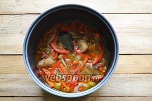 По истечении времени, — пробуем мясо. Оно должно легко отходить от кости. Убираем лавровый лист.