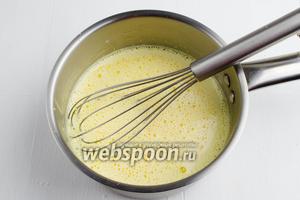 Добавить к сахарным желткам молоко (300 мл). Перемешать. Поставить на медленный огонь. Варить, помешивая, до загустения. Не доводить до кипения, выдерживать температуру не выше 80-82°С . Добавить ванильный сахар (10 г). Остудить.
