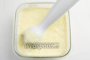 Вынуть массу из морозильной камеры и с помощью блендера взбить её до однородности. Поставить контейнер в морозильную камеру ещё на 1 час. Через 1 час ещё раз взбить массу с помощью блендера.