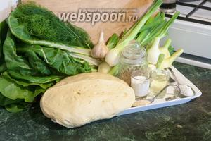 Подготовим все продукты для выпечки пирога с начинкой из листьев мангольда: дрожжевое тесто на гусиных яйцах, молодой репчатый лук с зеленью, чеснок, листья светлого мангольда (1 пучок), соль, перец, молоко, кунжут, сахар, укроп (1 пучок), голубой пажитник.