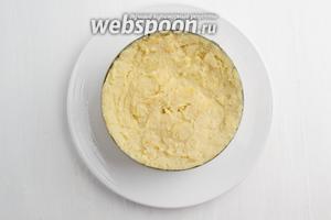 Горячий кисель выложить на тарелку в формовочное кольцо или в любую миску (смазанные маслом). Остудить.