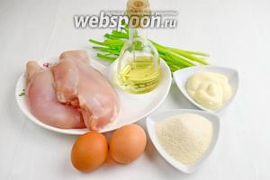 Для приготовления котлет по-французски, нужно взять куриное филе, яйца, лук зелёный, чеснок, майонез, манную крупу, воду, соль, перец, тимьян, масло сливочное и подсолнечное.
