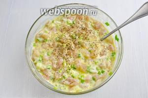 Посолить (2 ч. л. без горки), поперчить (1 щепотка). Перемешать. Оставить настояться 10 минут.