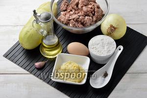 Для работы нам понадобится фарш, молодые кабачки, яйца, майонез, лук, чеснок, подсолнечное масло, соль, перец.