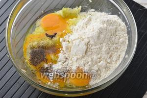 Отжать сок из кабачков. Добавить 3 яйца, муку (4 ст. л.), соль (1 ч. л.), перец (0,3 ч. л.) и хорошо перемешать. Всю начинку условно поделить на 3 части.