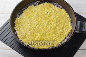На разогретой сковороде, с подсолнечным маслом (3 ст. л.), выпечь 3 коржа. Тесто не будет растекаться и его надо будет выравнивать ложкой. Поджарить кабачковый корж с одной стороны до золотистого цвета, накрыв сковороду крышкой. А затем аккуратно, с помощью двух лопаток, перевернуть на вторую сторону и обжарить с другой стороны.