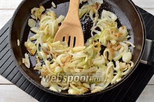На раскалённой сковороде, с подсолнечным маслом (4 ст. л.), обжарить, помешивая, лук 2-3 минуты. Переложить лук в отдельную миску.