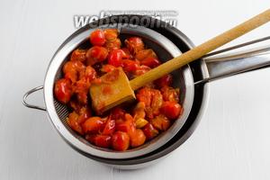 Продолжим работать с алычой. Алычу протереть с помощью деревянной ложки. Протирать следует малыми порциями, выбирая косточки.