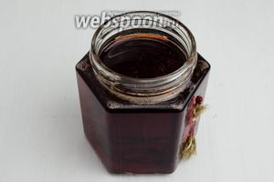 Разлить желе из алычи в тёплые стерилизованные банки. Укупорить крышкой. Хранить в прохладном месте. Желе из красной алычи можно подать на десерт, как самостоятельное блюдо, к блинчикам или оладьям.