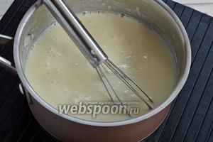 Влить, постоянно мешая, тонкой струйкой крахмальную смесь в кипящую молочную. Довести до кипения и сразу снять с огня.
