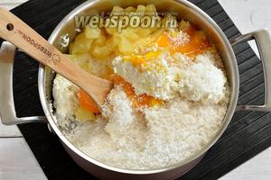 Готовим творожную начинку. Творог (600 г) пропустить 2 раза через мясорубку с мелкой решёткой. Соединить творог с 3 желтками, сахаром (0,75 стакана), ванильным сахаром (20 г), манкой (2 ст. л.), разрыхлителем (1 ст. л.), ванильным пудингом (1 пачка), кокосовой стружкой (100 г), нарезанными консервированными ананасами (350 г). Тщательно перемешать.