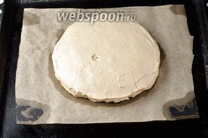 Выпекать в предварительно разогретой до 100°С духовке, время 1 час 15 минут. Безе должно быть полностью сухим. Охладить и снять с пергамента.