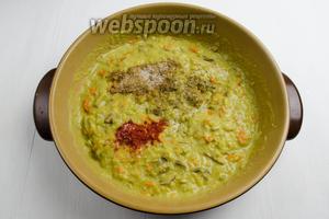 Добавить специи по вкусу: перец (1 щепотку), паприку (1 щепотку), соль (1 щепотку), кориандр (1 ч. л.). Перемешать.