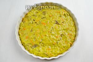 Форму смазать маслом (10 г) и посыпать панировочными сухарями (1 ст. л.). Выложить гороховое пюре в форму. Поставить в горячую духовку. Запекать в течение 40 минут при температуре 180°С.
