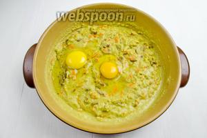 Добавить яйца (2 шт.) Перемешать.